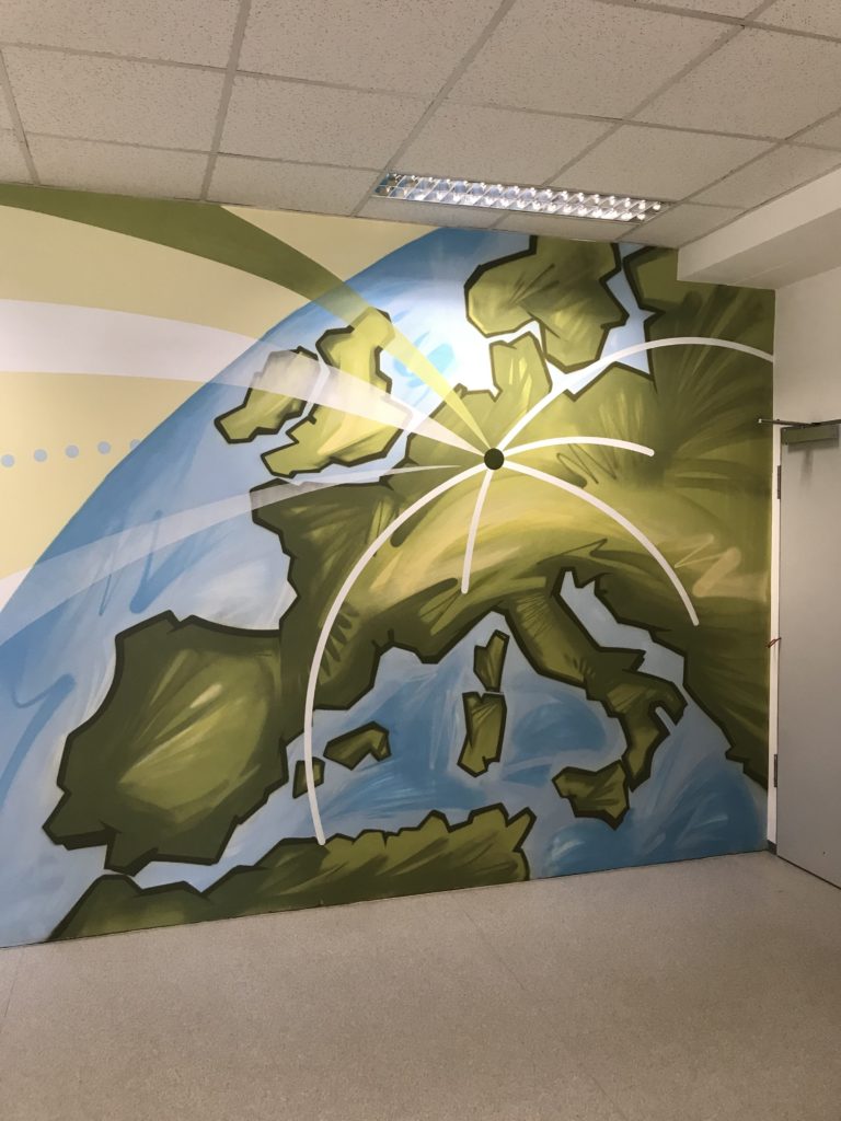 graffitiauftrag-graffitikuenstler-artmos4-honeywell-skyline-karte-glogus-europa-grafisch-innen-gelb-gruen-blau-folie