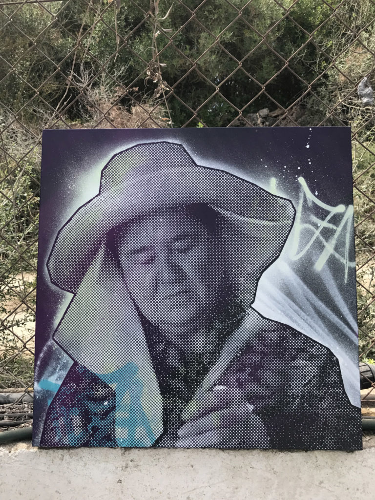 graffitiauftrag-graffitikuenstler-artmos4-ibiza-lila-weiss-folie-illustrativ-leinwand-tag-graffiti