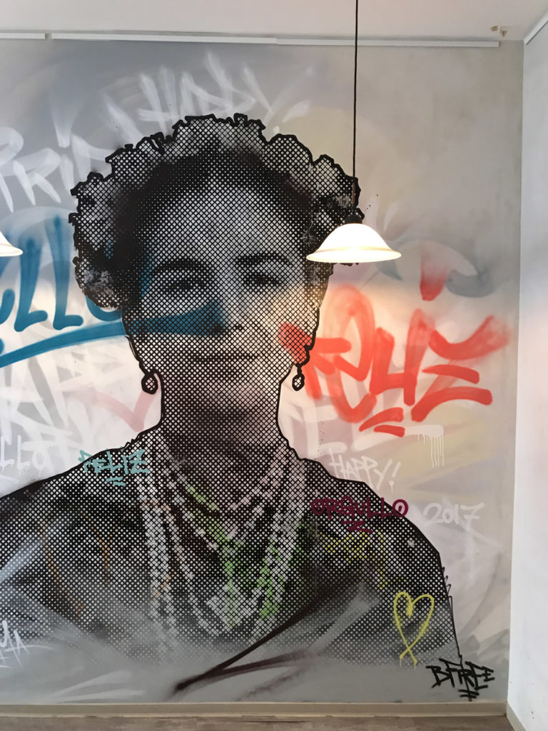 graffitiauftrag-graffitikuenstler-artmos4-informal-cafe-tipo-madrid-menschen-tags-schrift-graffiti-raster-innen-grau-illustrativ-gaststaette