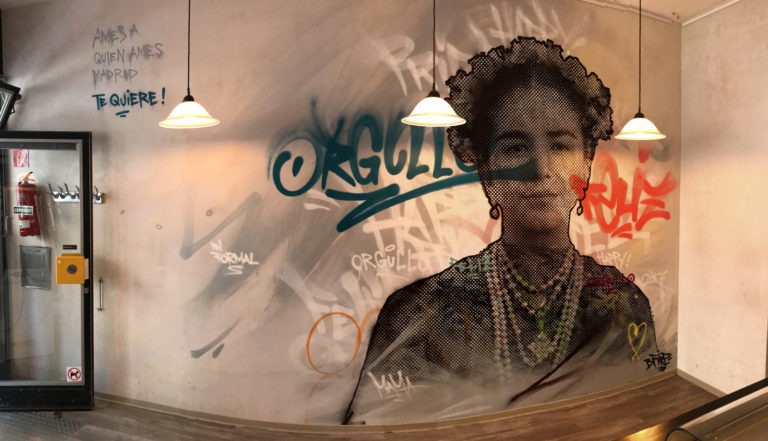 graffitiauftrag-graffitikuenstler-artmos4-informal-cafe-tipo-madrid-menschen-tags-schrift-graffiti-raster-innen-grau-illustrativ-gaststaette