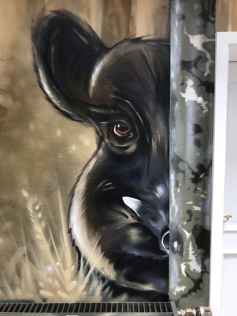 graffitiauftrag-graffitikuenstler-artmos4-jaegerhof-wildschwein-landschaft-pflanzen-tier-innen-beige-illustrativ-privat