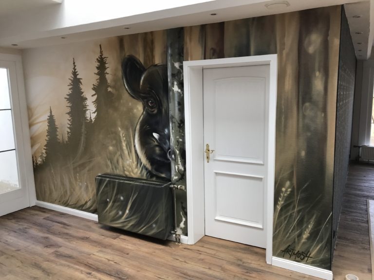 graffitiauftrag-graffitikuenstler-artmos4-jaegerhof-wildschwein-landschaft-pflanzen-tier-innen-beige-illustrativ-privat