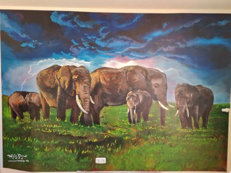 graffitiauftrag_graffitikuenstler_artmos4_Josties_privat_2022_Buchloe_Tier_Elefanten_Natur_Wiese_Blitz_Himmel_Wolken_Graffiti_Moorenweis_innen_via