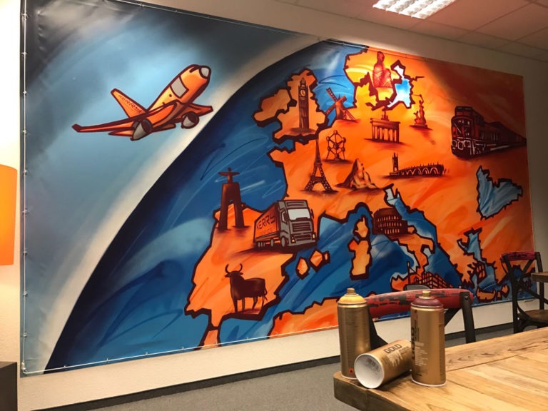 graffitiauftrag-graffitikuenstler-artmos4-kerry-logistik-karte-orange-blau-sehenswuerdigkeit-lkw-welt-innen-comic