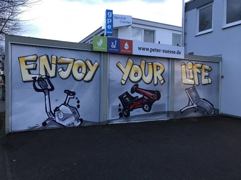 graffitiauftrag-graffitikuenstler-artmos4-kettler-style-graffiti-gelb-sport-grau-comic-aussen