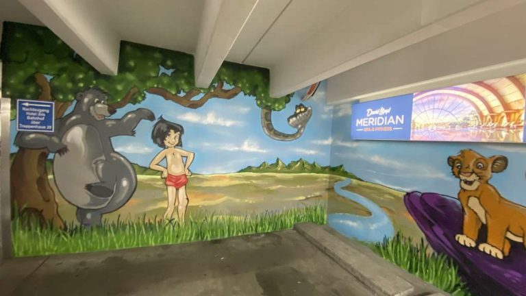 graffitiauftrag_graffitikuenstler_artmos4_Kita_Klax_2022_Spandau_Arcaden_Berlin_Mensch_Mogli_Tier_Schlange_Löwe_Bär_Dschungelbuch__Graffiti_innen_01