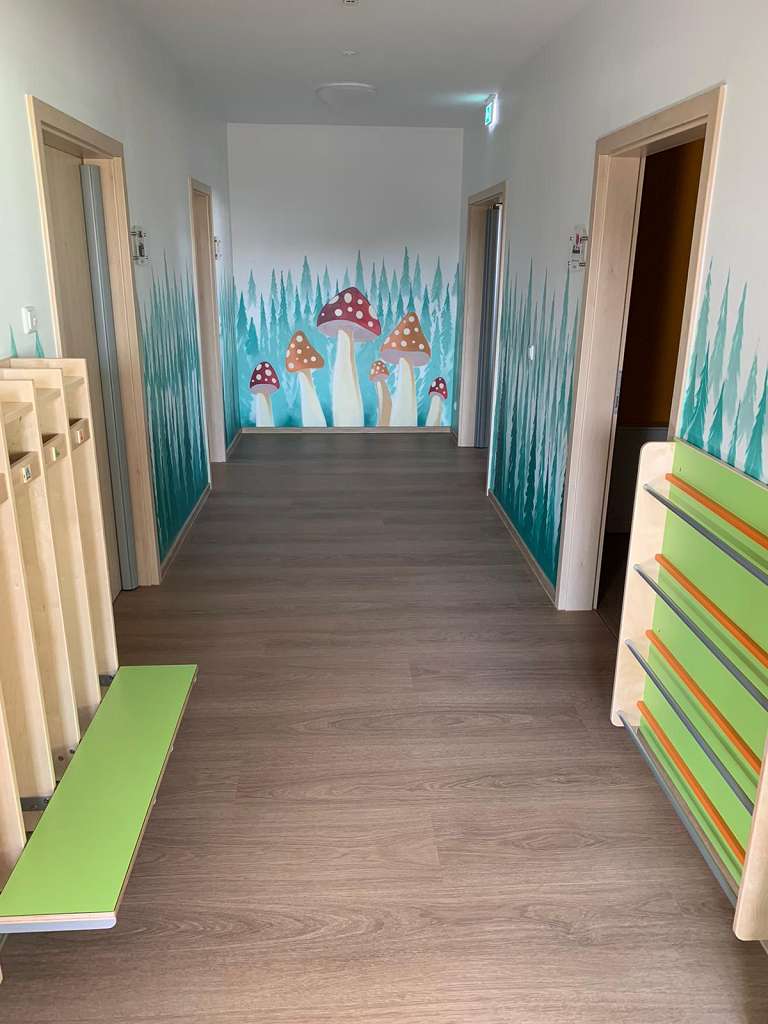 graffitiauftrag_graffitikuenstler_artmos4_Kita_Pauli_2021_landschaft_pflanzen_pilz_innen_blau_rot_illustrativ_kindergarten