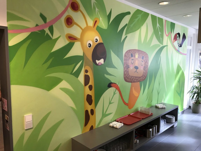 graffitiauftrag-graffitikuenstler-artmos4-kita-sankt-laurentius-jungel-tier-pflanzen-innen-bunt-comic-kinderzimmer