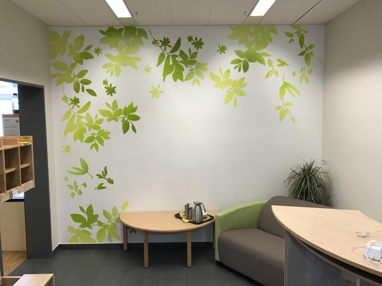 graffitiauftrag-graffitikuenstler-artmos4-kita-sankt-laurentius-pflanzen-grafisch-innen-bunt-comic-kinderzimmer