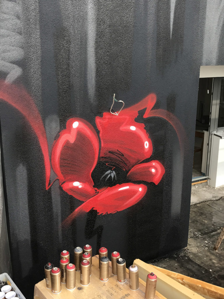 graffitiauftrag-graffitikuenstler-artmos4-kleinert-immobilien-aussen-pflanzen-rot-schwarz-kunst