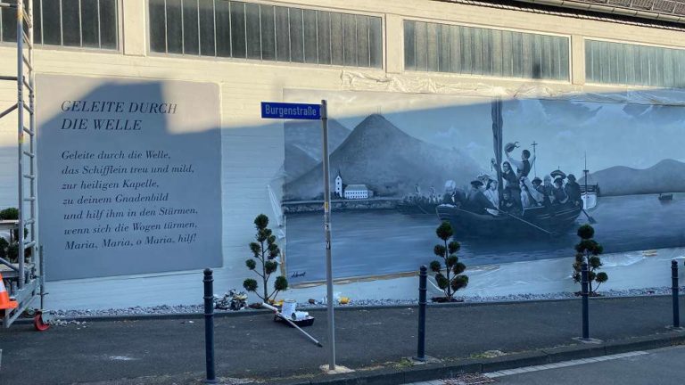 graffitiauftrag_graffitikuenstler_artmos4_Kloster_Bornhofen_2022_Pater_Eryk_Mensch_Pilger_Fahrt_Strophe_Boot_Landschaft_Himmel_Graffiti_03