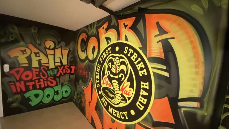 graffitiauftrag-graffitikuenstler-artmos4-kobra-kai-graffiti-style-schriftzug