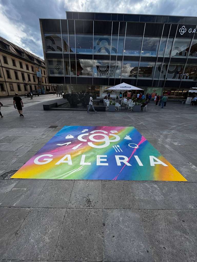 graffitiauftrag_graffitikuenstler_artmos4_Kollektiv_K_Galeriua_Kaufhof_2022_Fulda_Logo_Schrift_Icons_Folie_Graffiti_Platten_aussen