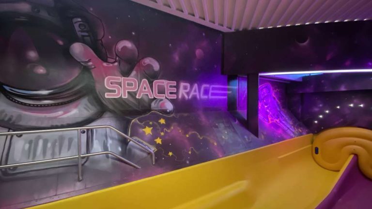 graffitiauftrag_graffitikuenstler_artmos4_Kristall_Palm_Beach_GmbH_Therme_Stein_2022_Freizeitbad_Weltraum_All_Astronaut_Schrift_Graffiti_03