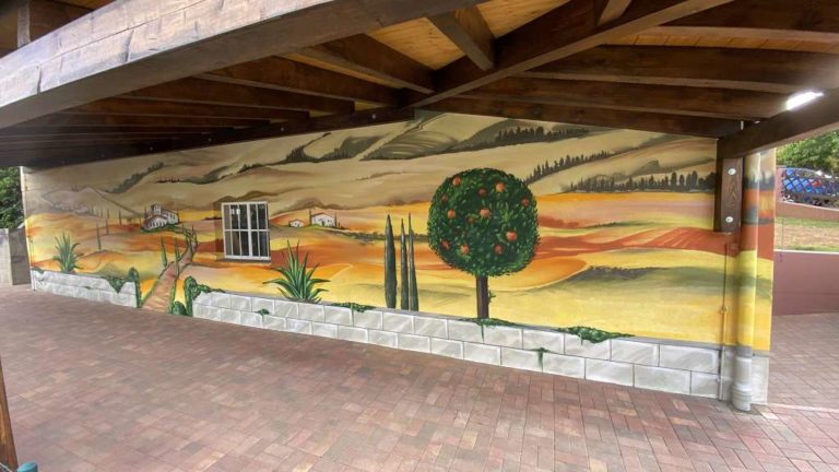graffitiauftrag_graffitikuenstler_artmos4_Kuch_2022_Toskana_Garage_Landschaft_Gebäude_Mauer_Baum_Detail_Graffiti_aussen_privat_02