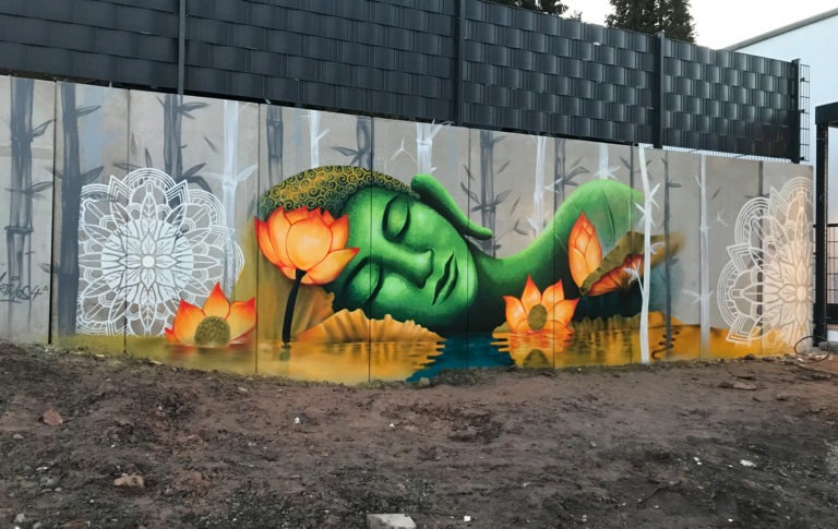 Graffiti von einem Schlafenden Grünen Budah auf Lotusblumen