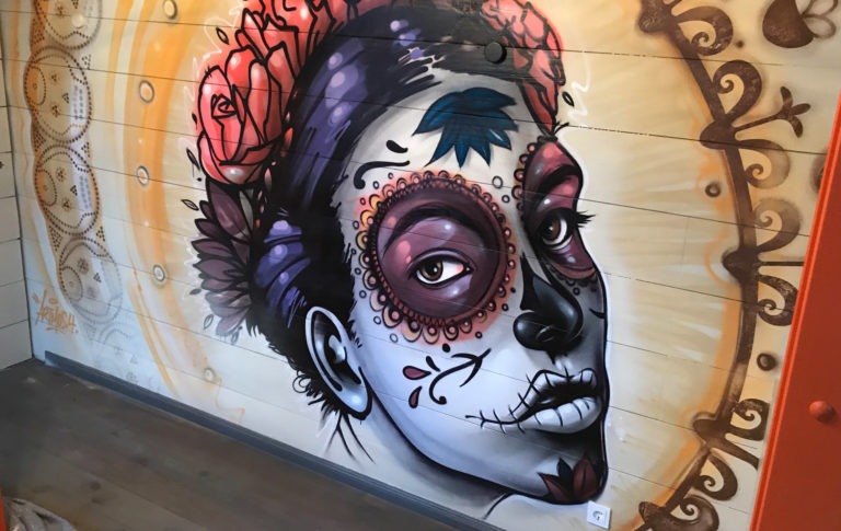 Graffiti von einem artistisch geschminkten Mädchen