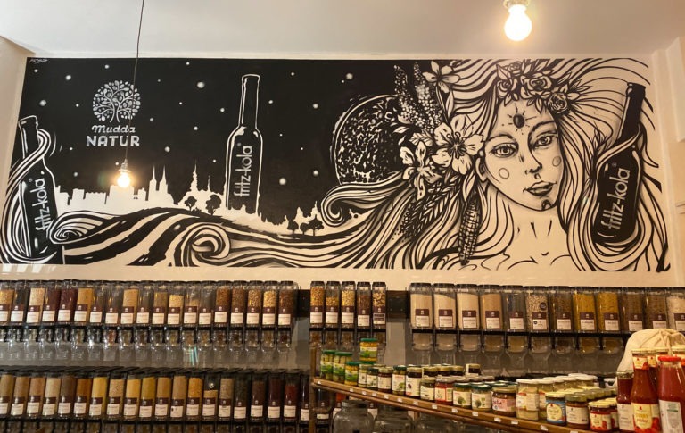 Schwarzweiß Graffiti von Mutter mit Langen Haar