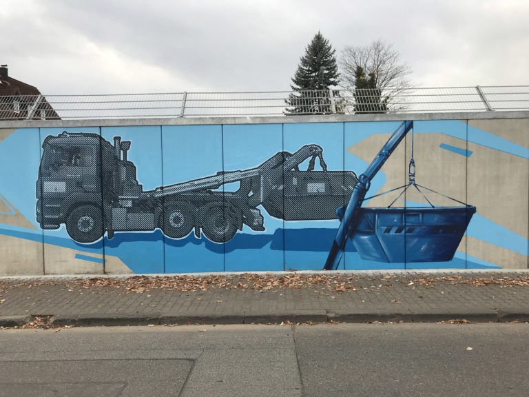 graffitiauftrag-graffitikuenstler-artmos4-kurt-steding-menschen-auto-lkw-blau-illustrativ-folie-aussen