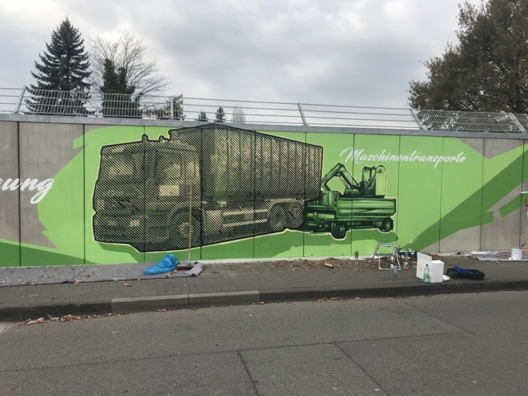 graffitiauftrag-graffitikuenstler-artmos4-kurt-steding-menschen-auto-lkw-gruen-illustrativ-folie-aussen