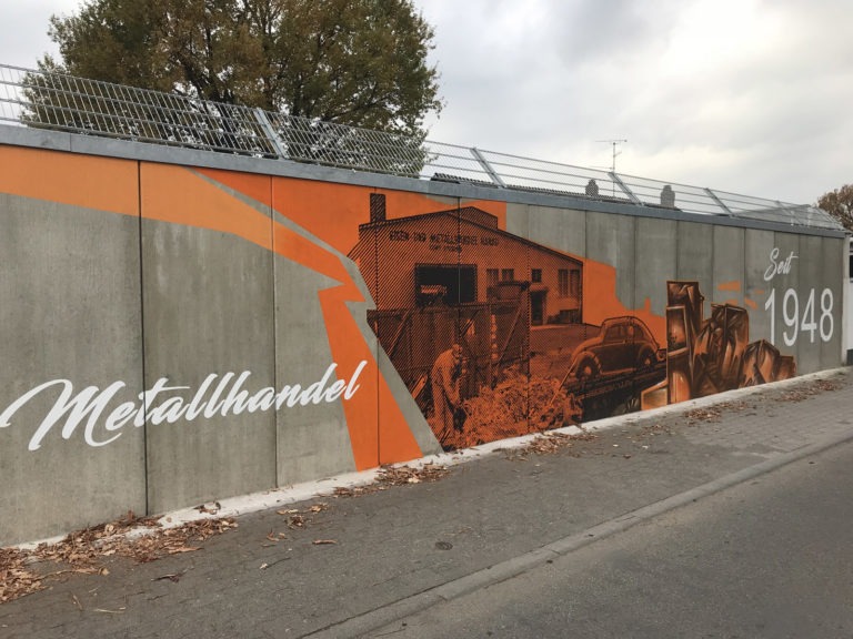 graffitiauftrag-graffitikuenstler-artmos4-kurt-steding-menschen-auto-lkw-orange-illustrativ-folie-aussen