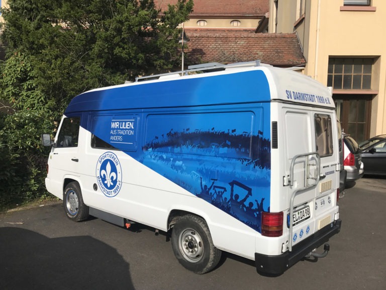 graffitiauftrag-graffitikuenstler-artmos4-lielien-darmstad-fussball-fan-bus-auto-fahrzeug-silhozuetten-logo-wappen-schrift-objekt-blau-weiss-folie-sport