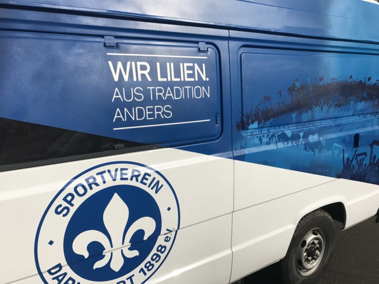 graffitiauftrag-graffitikuenstler-artmos4-lielien-darmstad-fussball-fan-bus-auto-fahrzeug-silhozuetten-logo-wappen-schrift-objekt-blau-weiss-folie-sport