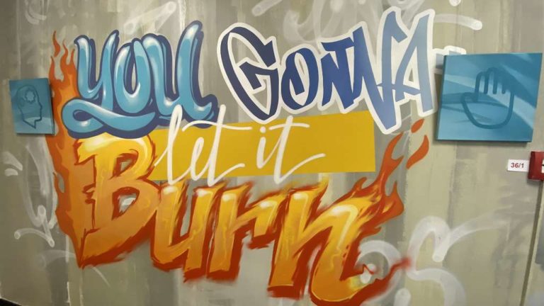 graffitiauftrag_graffitikuenstler_artmos4_Loos&Partner_2022_Bad_Homburg_Schriftzug_Leinwände_Hand_Kopf_Feuer_Folie_Graffiti_Tags_innen_04