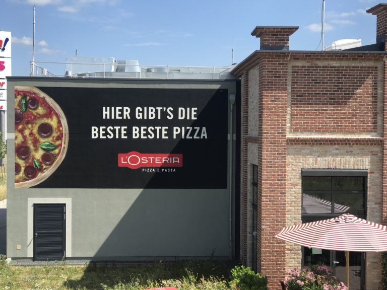 graffitiauftrag-graffitikuenstler-artmos4-losteria-berlin-pizza-logo-schrift-folie-schwarz-aussen-illustrativ