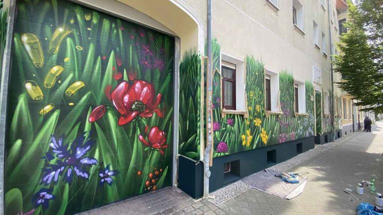 graffitiauftrag_graffitikuenstler_artmos4_Magdeburg_MDHV_Hausverwaltung_2022_aussen_Floral_pflanzen