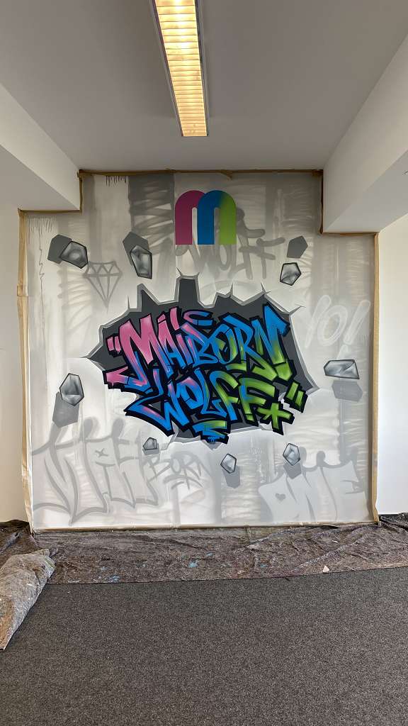 graffitiauftrag_graffitikuenstler_artmos4_Maibornwolff_2022_Darmstadt_Meetingwand_Durchbruch_Schrift_Logo_Detail_Folie_Graffiti_Style_Tags_innen_13
