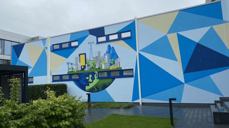 graffitiauftrag_graffitikuenstler_artmos4_Maingau_2022_Tier_Schrift_Auto_Fahrzeug_Globus_Hummel_Planet_Folie_grafisch_aussen_02