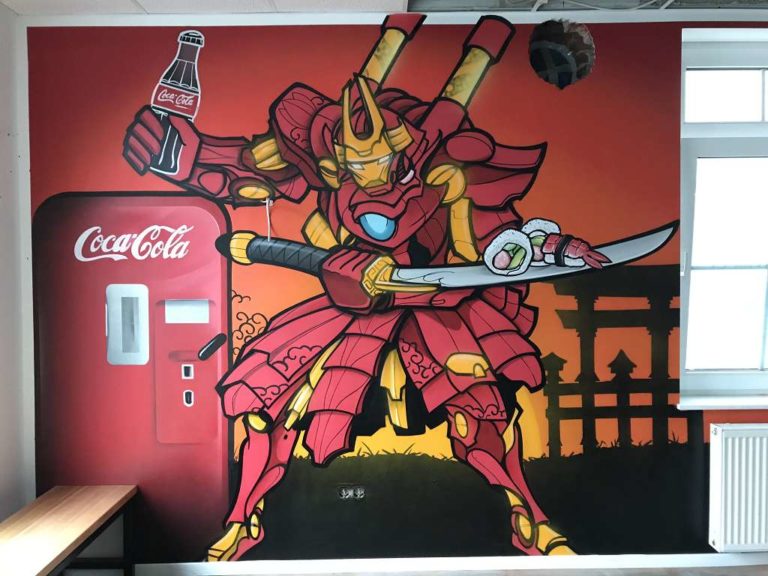 graffitiauftrag_graffitikuenstler_artmos4_Mako_Kitchen_Coca_Cola_Oldenburg_2022_Kayo_Sushi_Comic_Japanisch_Kühlschrank_01