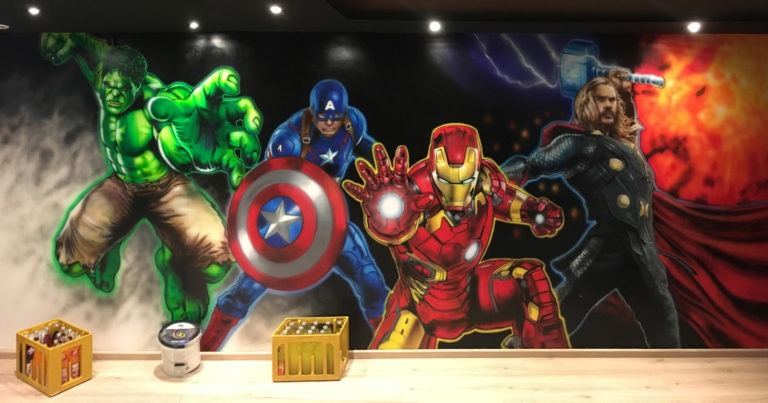 graffitiauftrag-graffitikuenstler-artmos4-marvel-superhelden-weltall-landschaft-menschen-innen-bunt-fotorealistisch
