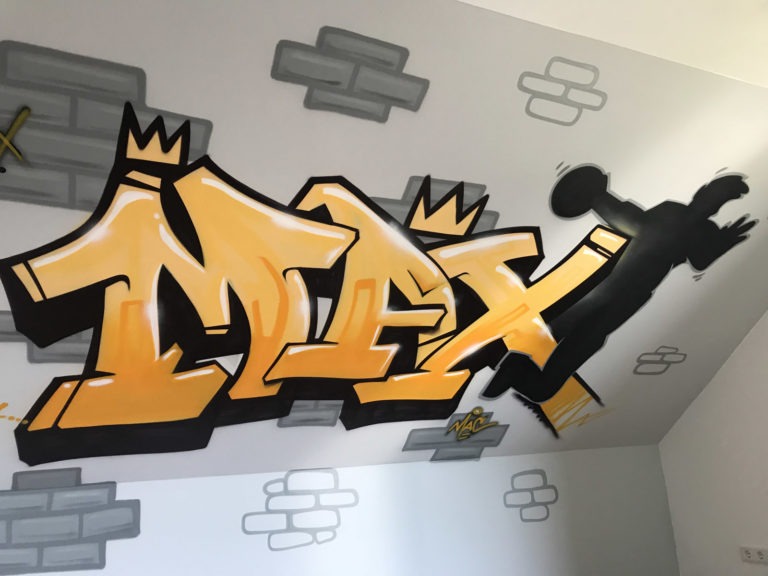 graffitiauftrag-graffitikuenstler-artmos4-max-name-schrift-graffiti-sport-mauer-innen-gelb-grau-graffiti-privat-kinderzimmer