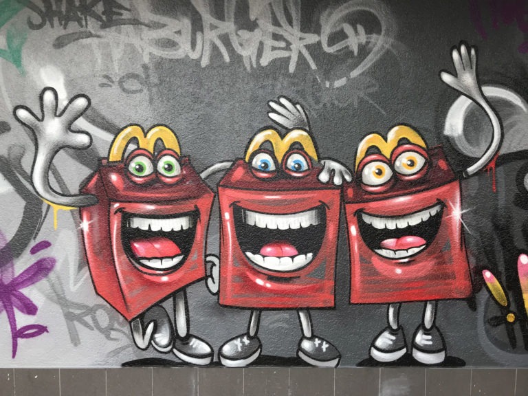 graffitiauftrag-graffitikuenstler-artmos4-mc-donalds-happy-meal-character-comic-tag-graffiti-aussen-schwarz-grau-rot-bunt