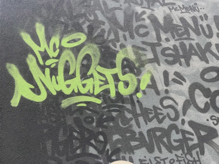 graffitiauftrag-graffitikuenstler-artmos4-mc-donalds-happy-meal-mc-menu-graffiti-style-tag-aussen