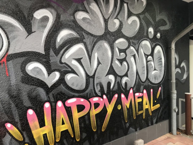 graffitiauftrag-graffitikuenstler-artmos4-mc-donalds-happy-meal-mc-menu-graffiti-style-tag-aussen