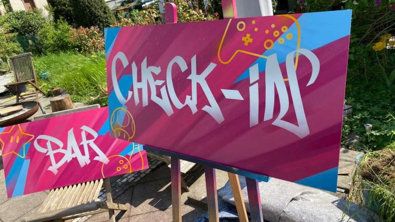 graffitiauftrag_graffitikuenstler_artmos4_MCI_Dibond_Platten_2022_Graffiti_Tags_Schrift_Elemente_grafisch_Style_Tags_02