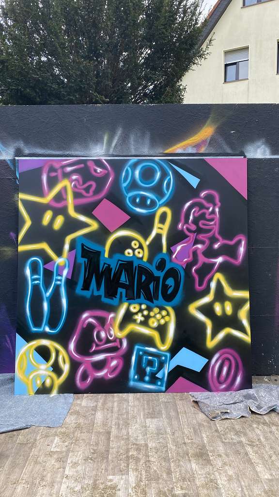 graffitiauftrag_graffitikuenstler_artmos4_MCI_Dibond_Platten_2022_Graffiti_Tags_Schrift_Elemente_Mario_Supermario_grafisch_Style_Tags_02