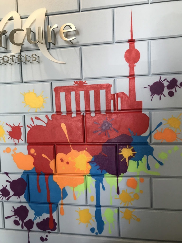 graffitiauftrag-graffitikuenstler-artmos4-mercure-hotel-berlin-skyline-sehenswuerdigkeiten-innen-bunt-folie-hotel