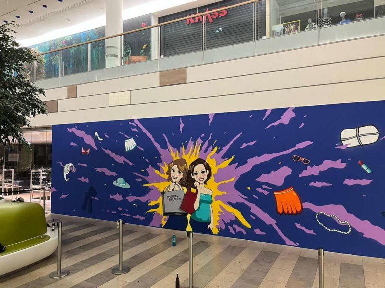 graffitiauftrag_graffitikuenstler_artmos4_mfi_Spandau Arcaden_Staubschutzwand_2022_Shopping_Frauen_Malte_2