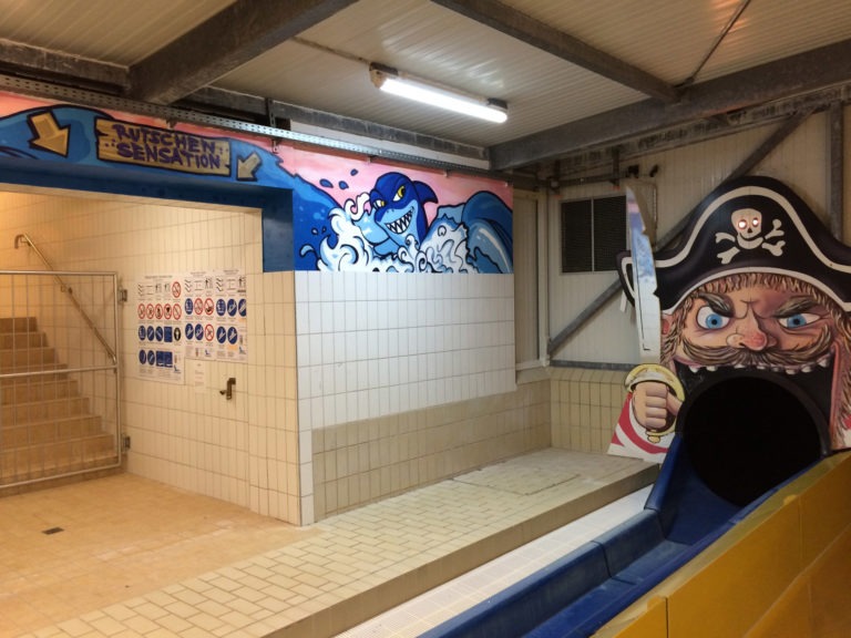 graffitiauftrag-graffitikuenstler-artmos4-miramar-schwimmbad-wasser-menschen-tags-schrift-tier-landschaft-innen-bunt-illustrativ-graffiti-sport