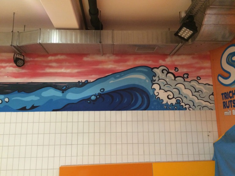 graffitiauftrag-graffitikuenstler-artmos4-miramar-schwimmbad-wasser-menschen-tags-schrift-tier-landschaft-innen-bunt-illustrativ-graffiti-sport