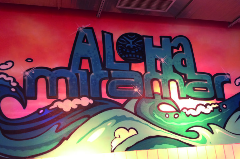 graffitiauftrag-graffitikuenstler-artmos4-miramar-schwimmbad-wasser-menschen-tags-schrift-tier-landschaft-innen-bunt-illustrativ-graffiti-sport