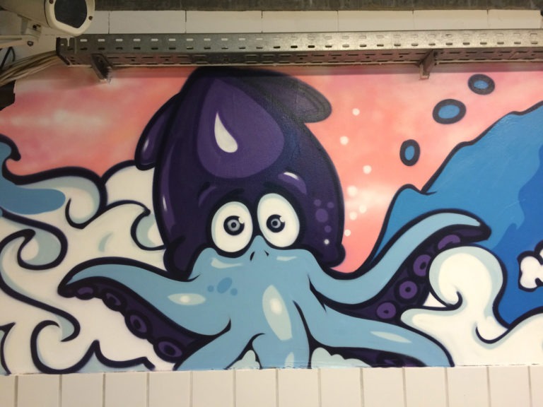 graffitiauftrag-graffitikuenstler-artmos4-miramar-schwimmbad-wasser-menschen-tags-schrift-tier-landschaft-innen-bunt-illustrativ-graffiti-sport