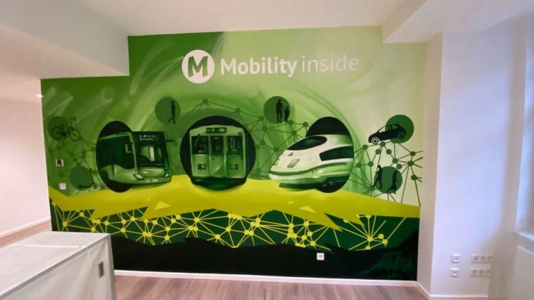 graffitiauftrag_graffitikuenstler_artmos4_Mobility Inside_2021_Zug_Verkehr_Fahrzeug_Silhouette_logo_innen_grün_illustrativ_Verkehrsgesellschaft_01