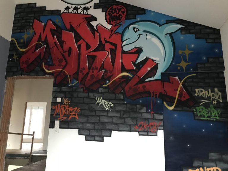 graffitiauftrag-graffitikuenstler-artmos4-moritz-graffitit-schrift-style-tag-tier-skyline-mauer-innen-blau-rot-privat-kinderzimmer