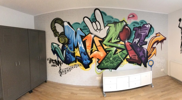 graffitiauftrag-graffitikuenstler-artmos4-music-graffitit-syle-tag-schrift-innen-bunt-privat-kinderzimmer
