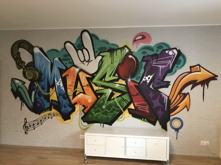 graffitiauftrag-graffitikuenstler-artmos4-music-graffitit-syle-tag-schrift-innen-bunt-privat-kinderzimmer